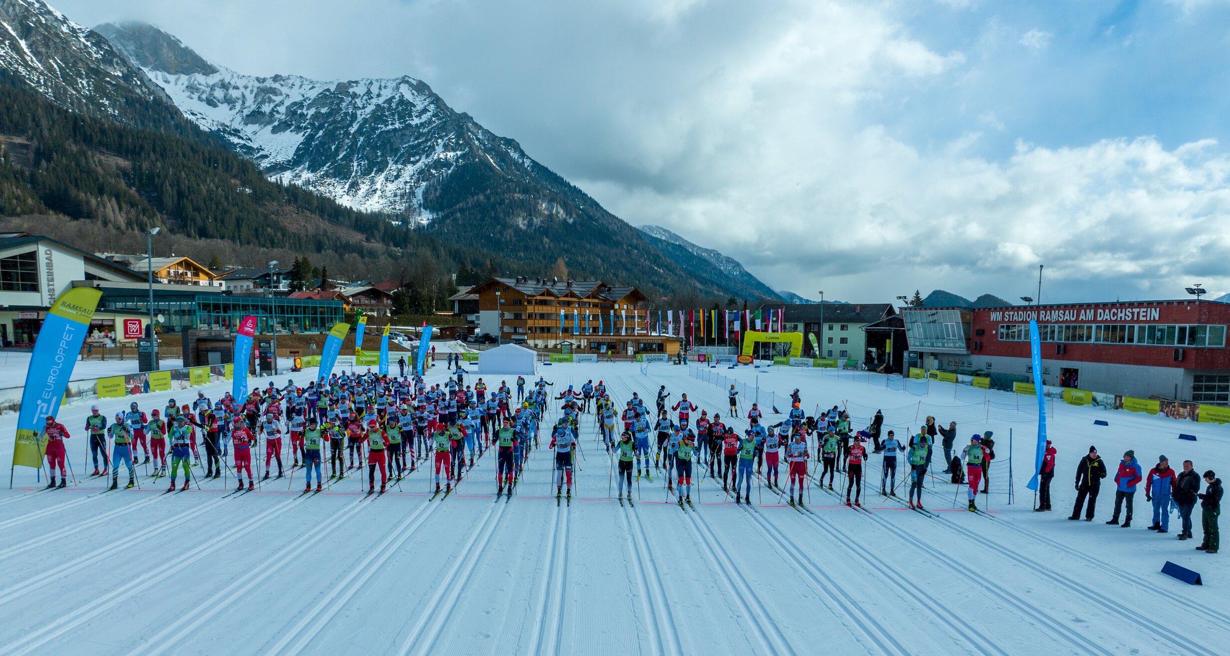 Cross-country skiers line up at Ramsau am Dachstein stadium | © Hans-Peter Steiner